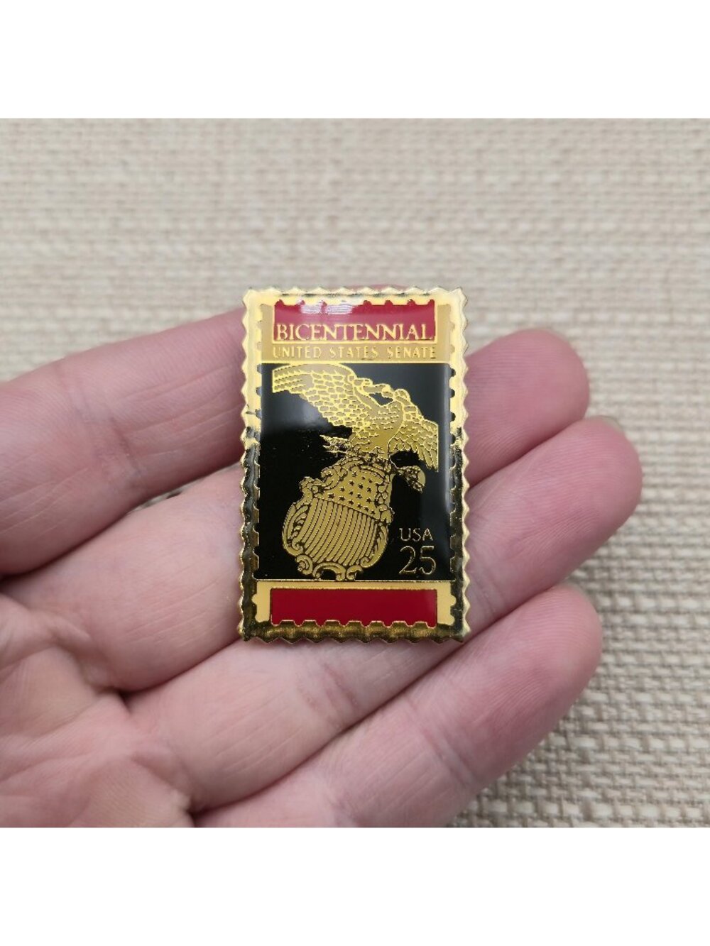 1989 USPS US Senate Bicentennial 25 Cent Commemorative Stamp Enamel Lapel Pin A8